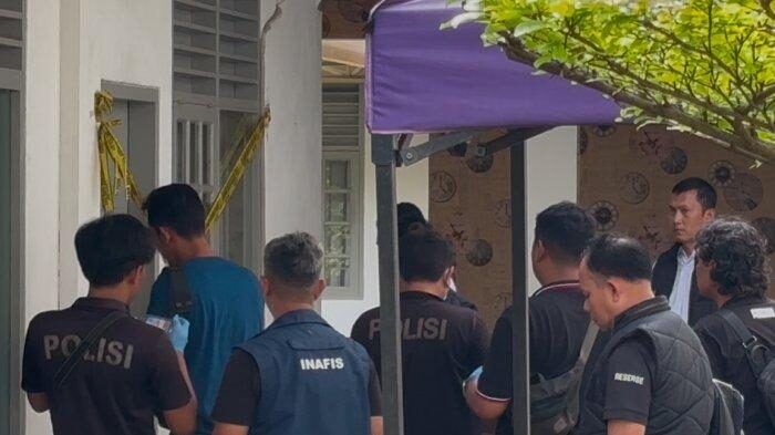 KEMATIAN DIPLOMAT MUDA - Tim Indonesia Automatic Fingerprint Identification System (Inafis) Polri mendatangi lokasi ditemukannya diplomat muda Kementerian Luar Negeri (Kemenlu) berinisial ADP (39), di sebuah kamar kos di jalan Gondangdia Kecil, Menteng, Jakarta Pusat, Rabu (9/7/2025) siang. Kapolri Jenderal Listyo Sigit Prabowo memastikan tak ada kendala dalam penyelidikan kasus itu. Namun, polisi hanya ingin lebih cermat agar nantinya penyebab kematian benar-benar terungkap. (Foto:Tribunnews/Alfarizy)