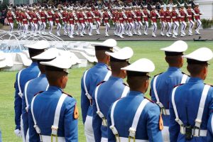 Personel militer Indonesia berbaris dalam upacara peringatan Detik-Detik Proklamasi Kemerdekaan di Istana Merdeka, Jakarta, Minggu (17/8/2025). REUTERS/Ajeng Dinar Ulfiana