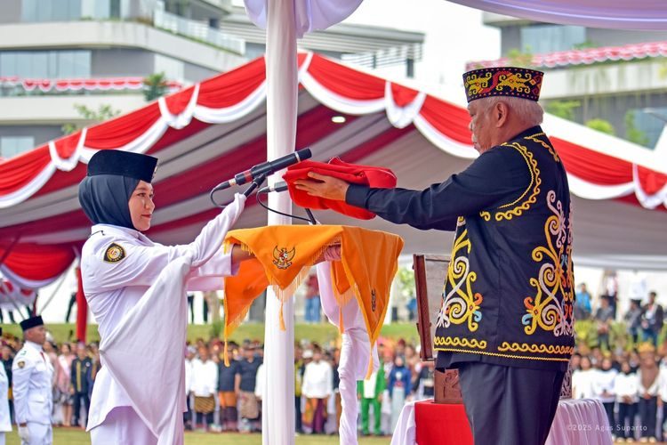 Kepala Otorita IKN Basuki Hadimuljono memimpin Upacara Pengibaran Bendera Merah Putih yang berlangsung khidmat di Plaza Seremoni, Kawasan Inti Pusat Pemerintahan (KIPP), Minggu (17/8/2025).(DOK. Otorita IKN)