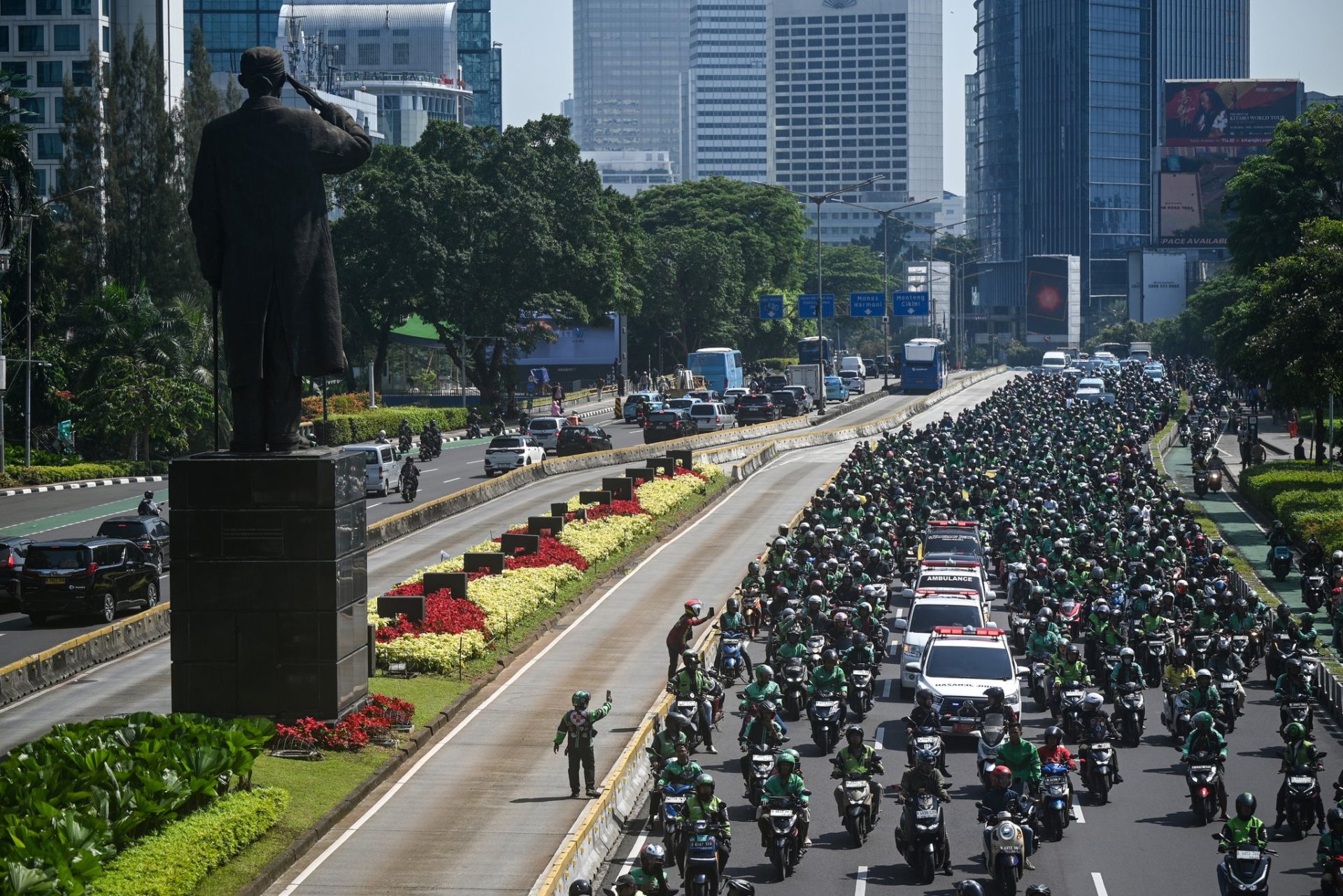 Iring-iringan para driver ojol mengantar Affan Kurniawan yang dimakamkan di TPU Karet Bivak. Affan meninggal karena dilindas oleh rantis polisi pada Kamis (28/8).(Antara/Fauzan.)