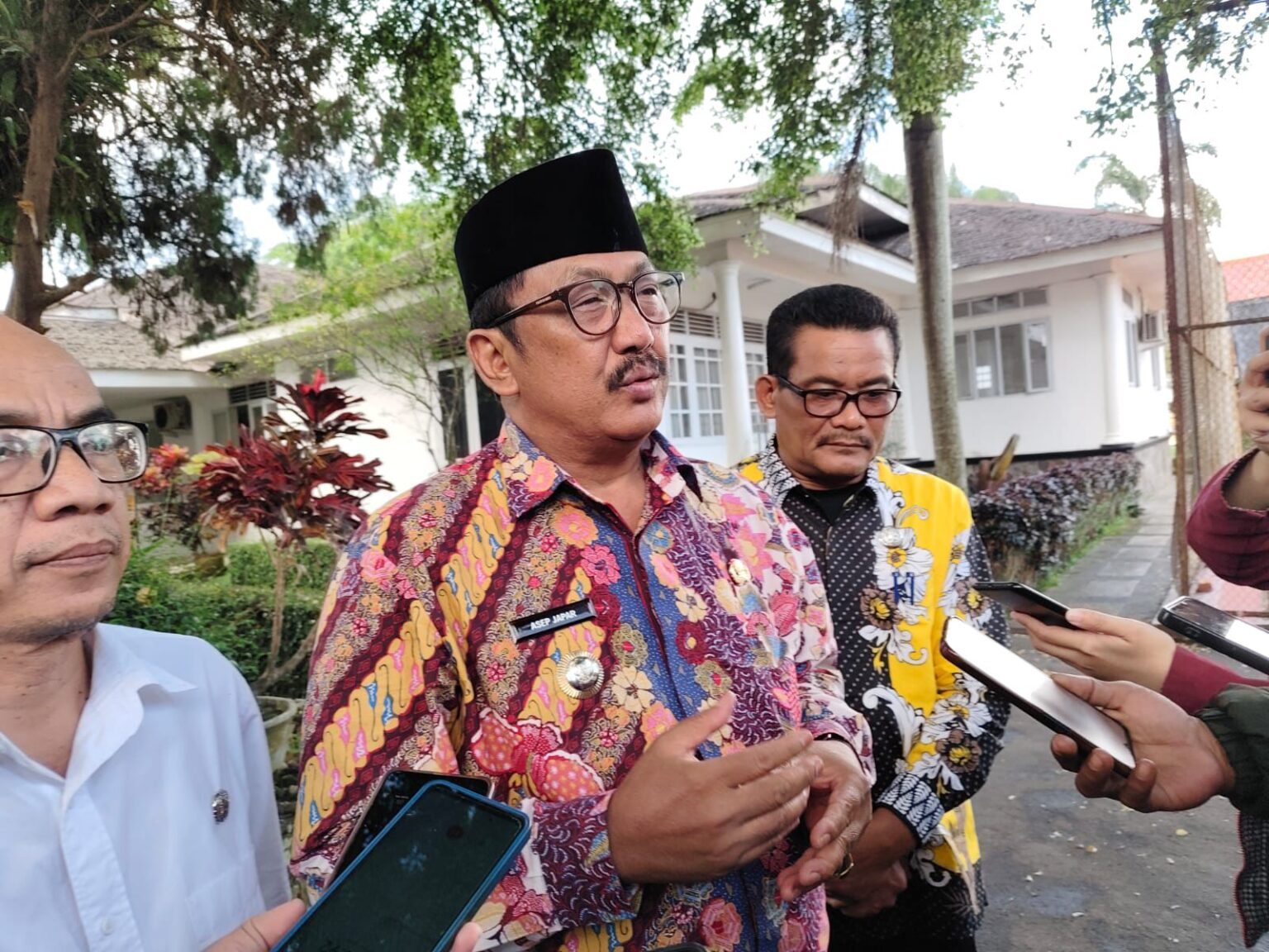 DIWAWANCARAI : Bupati Sukabumi, Asep Japar saat diwawancarai di Gedung Pendopo Sukabumi pada Rabu (20/8).(FOTO : DENDI/RADAR SUKABUMI)