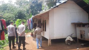 Jajaran forkompimcam saat menyambangi rumah orang tua Raya. (radarsukabumi.com)