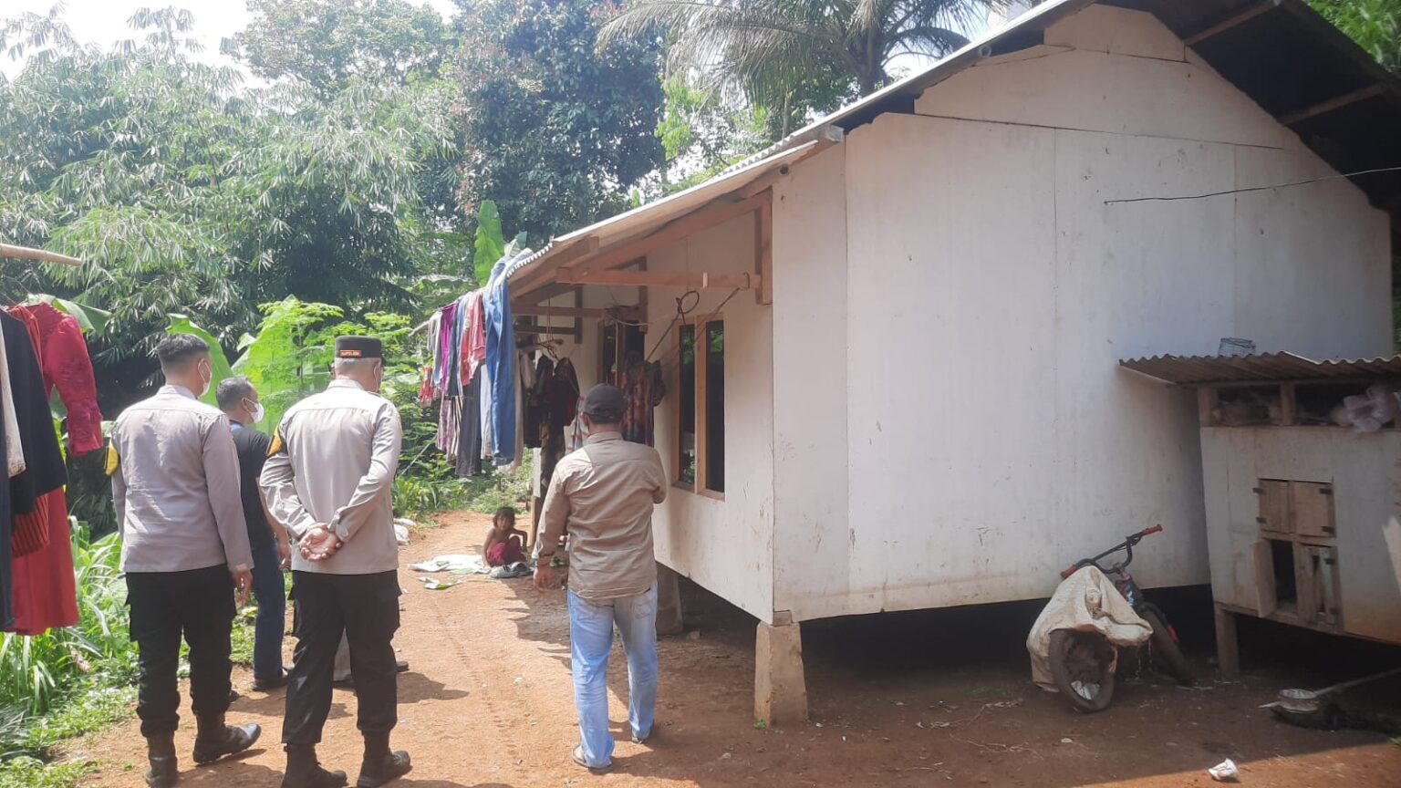 Jajaran forkompimcam saat menyambangi rumah orang tua Raya. (radarsukabumi.com)