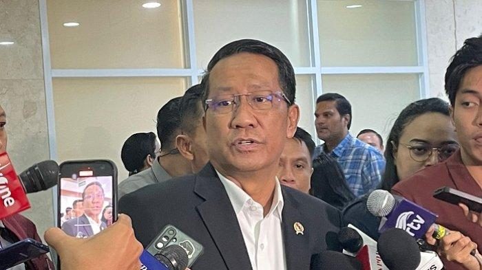 BEBAS BERSYARAT - Menteri Hukum, Supratman Andi Agtas, saat ditemui di kompleks parlemen, Senayan, Jakarta, Selasa (18/3/2025). Menteri Hukum menegaskan pemerintah tidak memiliki kewenangan untuk mengomentari keputusan pembebasan bersyarat Setya Novanto (Tribunnews.com/ Fersianus Waku)