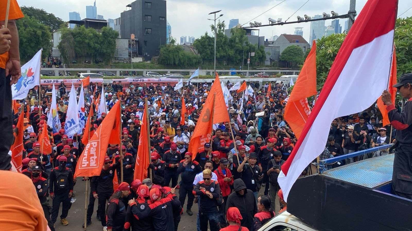 Ribuan buruh dari Bekasi ikut meramaikan aksi unjuk rasa buruh di DPR RI, Kamis (28/8/2025) (Foto: Dokumentasi FSPMI Bekasi Raya)