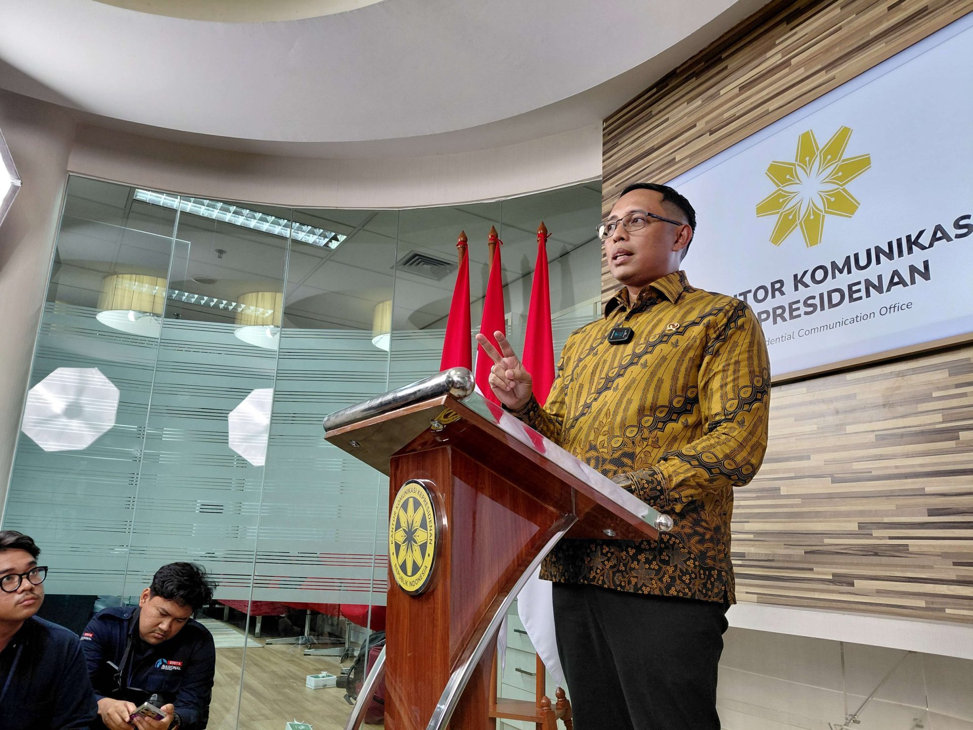 Kepala Komunikasi Kepresidenan (PCO) Hasan Nasbi di kantornya di Gedung Kwartir Nasional (Kwarnas), Gambir, Kecamatan Gambir, Jakarta (Foto: RRI/Sugandi)
