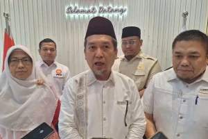 Presiden PKS Almuzzammil Yusuf (tengah) memberikan keterangan kepada wartawan usai menerima masukan 13 asosiasi penyelenggara haji dan umrah di Kantor DPP PKS, Jakarta, Senin (18/8/2025). ANTARA/Fianda Sjofjan Rassat