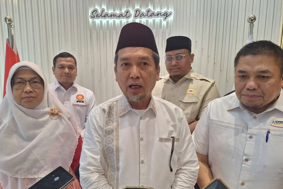 Presiden PKS Almuzzammil Yusuf (tengah) memberikan keterangan kepada wartawan usai menerima masukan 13 asosiasi penyelenggara haji dan umrah di Kantor DPP PKS, Jakarta, Senin (18/8/2025). ANTARA/Fianda Sjofjan Rassat
