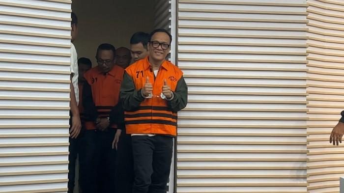 IMMANUEL EBENEZER - Wakil Menteri Ketenagakerjaan (Wamenaker) Immanuel Ebenezer alias Noel mengacungkan dua jempol dan mengepal tangannya ke atas, saat memasuki ruang konferensi pers di Gedung Komisi Pemberantasan Korupsi (KPK), Jakarta Selatan, Jumat sore (22/8/2025). Noel diperkenalkan KPK sebagai tersangka kasus dugaan pemerasan sertifikasi K3 (Tribunnews.com/ Danang Triatmojo)