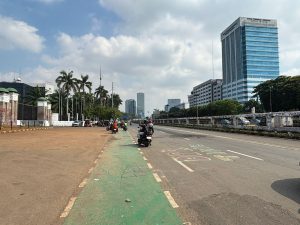 Suasana di depan Gedung DPR yang menjadi lokasi titik temu massa yang akan berdemo, Senin (1/9/2025).(Foto: inilah.com/Clara Anna Scholastica)