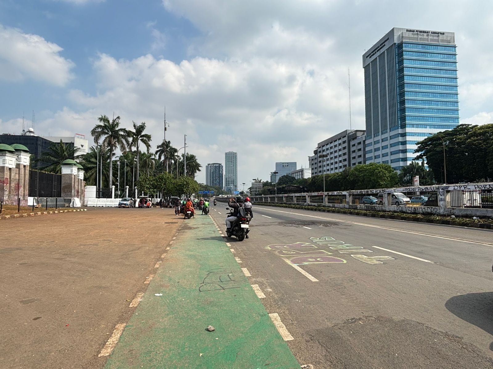 Suasana di depan Gedung DPR yang menjadi lokasi titik temu massa yang akan berdemo, Senin (1/9/2025).(Foto: inilah.com/Clara Anna Scholastica)