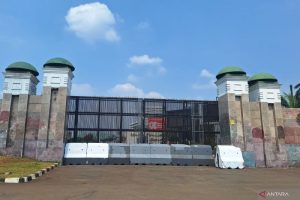 Suasana di depan gedung DPR/MPR pada batas waktu (deadline) 17 tuntutan rakyat dan 8 agenda reformasi nasional yang diberikan kelompok kolektif 17+8 Indonesia Berbenah, Jakarta, Jumat (5/9/2025). (Foto: Antara/Luthfia Miranda Putri)