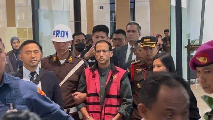 Foto: Penampakan Nadiem Makarim berompi tahanan (Devi Puspitasari/detikcom)