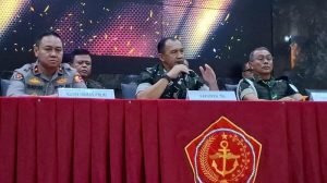 KLARIFIKASI MABES TNI - Konferensi pers jajaran Pejabat Utama Mabes TNI dan Mabes Polri terkait sejumlah hoaks yang beredar saat dan setelah rangkaian unjuk rasa serta kerusuhan di sejumlah wilayah di Indonesia serta merugikan institusi TNI. Konferensi pers digelar di Mabes TNI Cilangkap Jakarta pada Jumat (5/9/2025). (Tribunnews.com/Gita Irawan)