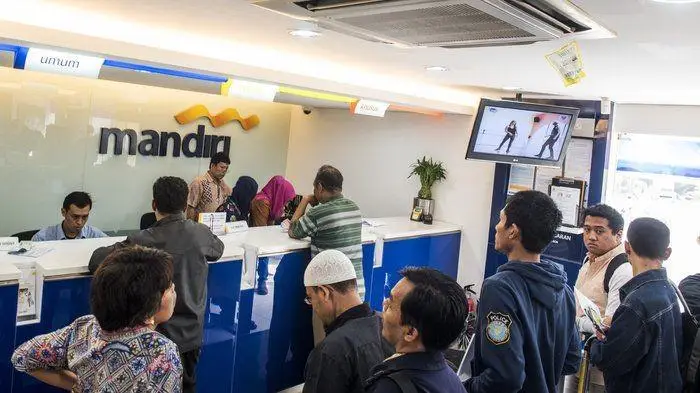 (Ilustrasi pelayanan di kantor cabang Bank Mandiri) ANTARA FOTO/M. Agung Rajasa