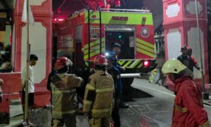 Kebakaran melanda rumah dua lantai di Mangkang Kulon, Kota Semarang, Minggu malam.-Dok. Warga-Wahyu Sulistiyawan