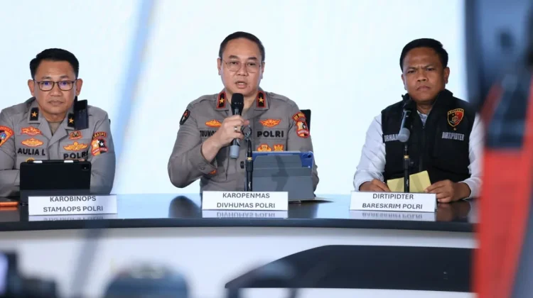 Karo Penmas Divhumas Polri Brigjen Pol Trunoyudo Wisnu Andiko (tengah) Dirtipidter Bareskrim Polri Brigjen Pol Mohammad Irhamni (kanan) saat konferensi pers di Mabes Polri, Jakarta, Minggu, 23 Agustus 2026 (Foto: Dokumentasi/Humas Polri)