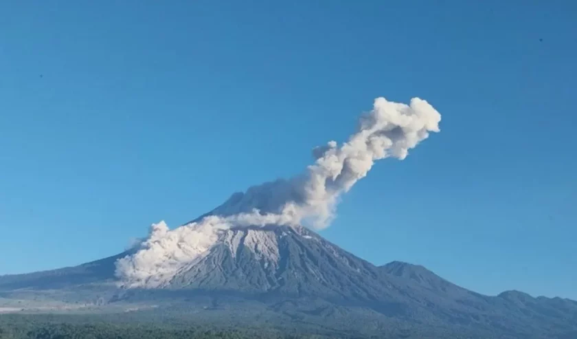 Ilustrasi - Gunung Semeru erupsi disertai luncuran APG sejauh 3,5 km ke arah Besuk Kobokan pada Sabtu (18/7/2026) pagi. Foto: PVMBG