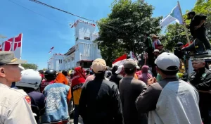 Puluhan jukir anggota PJS saat unjuk rasa di depan Balai Kota Surabaya, Senin (31/8/2026). Foto: Meilita Elaine suarasurabaya.net