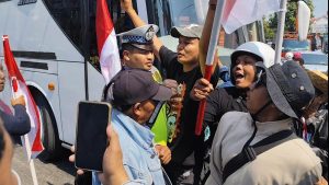 Ratusan massa yang tergabung dalam Aliansi Masyarakat Pati Bersatu (AMPB) memberangkatkan lima armada bus menuju Jakarta dari Kabupaten Pati. - dok.istimewa ---