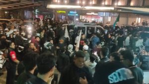 Ratusan massa turun ke jalan, kafe dan THM Cianjur disisir hingga spanduk penolakan LGBT dibentangkan. (Endi | Pakar)