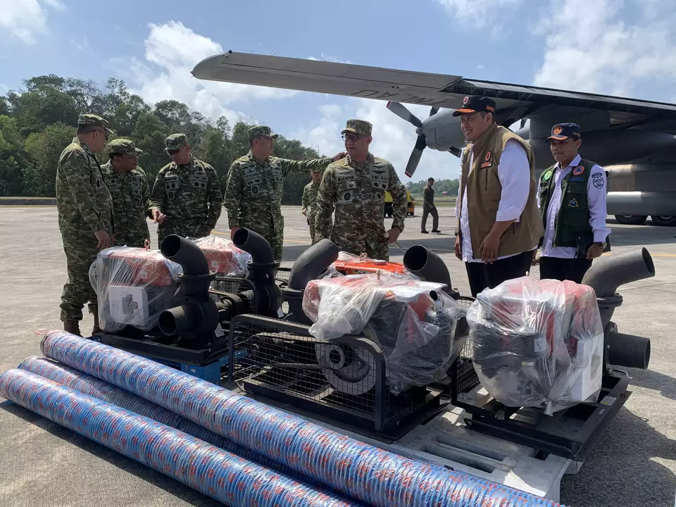 Pesawat Hercules milik TNI Angkatan Udara tiba di Lanud Dhomber Balikpapan membawa 12,9 ton bantuan penanganan karhutla di Kalimantan Timur, Rabu 26 Agustus 2026. (Beritasatu.com/Fuad Iqbal)