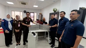 Polda Kaltim Limpahkan Barang Bukti Uang Miliaran Kasus Korupsi BLKI Balikpapan ke Kejati.(Foto: RRI Samarinda/Afriani)