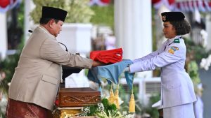 Presiden Prabowo Subianto memimpin upacara penurunan bendera merah putih di Istana Merdeka, Jakarta, pada Senin, 17 Agustus 2026. Foto: BPMI Setpres/Cahyo