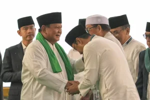 Presiden Prabowo Subianto (kedua kiri) didampingi Wakil Presiden Gibran Rakabuming Raka (kiri) menyalami hadirin usai membuka secara resmi Muktamar Ke-35 Nahdlatul Ulama (NU) di Lapangan Untung Suropati Tambakberas, Kabupaten Jombang, Jawa Timur, Kamis (27/8/2026). (Antara Foto/Syaiful Arif)