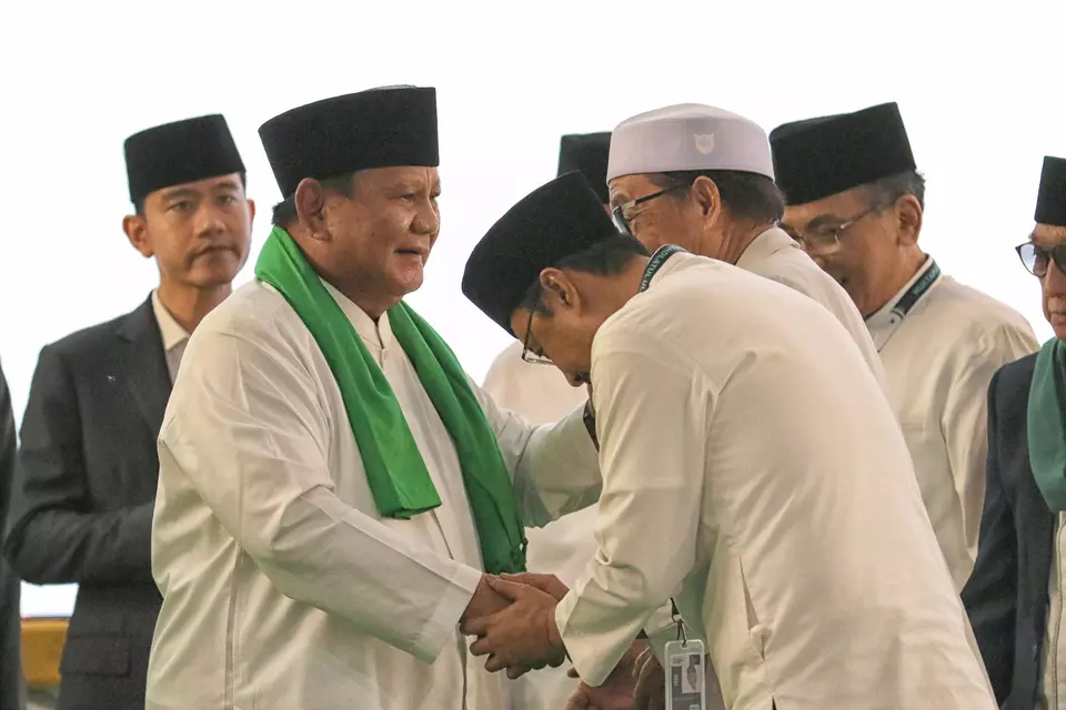 Presiden Prabowo Subianto (kedua kiri) didampingi Wakil Presiden Gibran Rakabuming Raka (kiri) menyalami hadirin usai membuka secara resmi Muktamar Ke-35 Nahdlatul Ulama (NU) di Lapangan Untung Suropati Tambakberas, Kabupaten Jombang, Jawa Timur, Kamis (27/8/2026). (Antara Foto/Syaiful Arif)