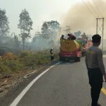 Proses pemadaman Karhutla oleh petugas di Kabupaten Berau. (Foto: Dok.Tim Gabungan Karhutla Berau)