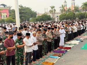 Ratusan warga mengikuti Salat Istisqa di Halaman GOR Pemuda Tanjung Redeb, Berau, Minggu (30/8/2026). (Kaltimtoday)