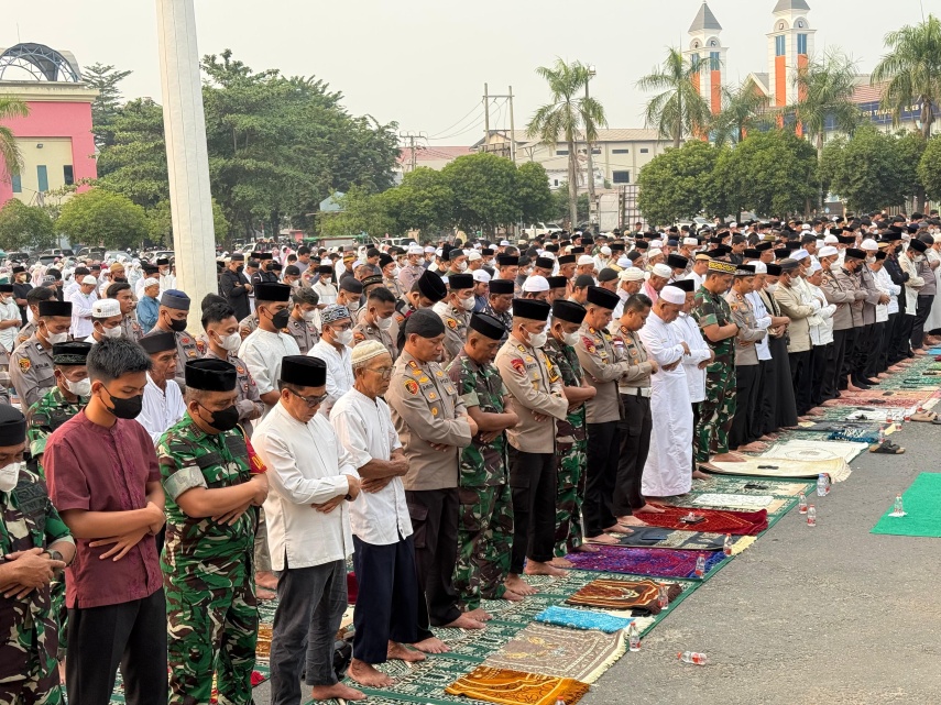 Ratusan warga mengikuti Salat Istisqa di Halaman GOR Pemuda Tanjung Redeb, Berau, Minggu (30/8/2026). (Kaltimtoday)