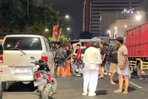 Situasi seusai seorang wanita menabrak orang di sekitar Alun-alun Surabaya. Foto: Instagram @surabaya.social