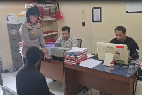 Kapolsek Pesanggrahan AKP Nurma Dewi saat menginterogasi pria yang ngamuk di Jagakarsa, Jakarta, Rabu (19/8/2026). (Foto: Polsek Jagakarsa)