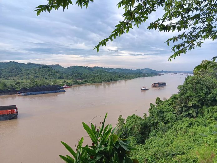 Tongkang Batu Bara yang lalu-lalang di sungai mahakam, di ambil dari Caffe Sahara, Loa Janan. (Foto: Hanafi/MKN)