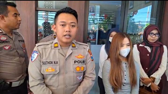 Kanit Gakkum Satlantas Polrestabes Surabaya Iptu Sulthon NA memberikan keterangan kepada awak media dan tersangka EN (bermasker).--


