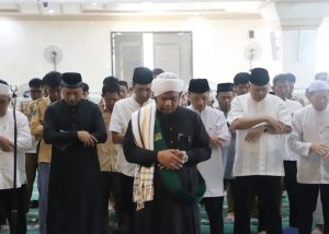 Ustaz Sutanil Fadhlan Ma’ruf, Pengasuh Pondok Pesantren Tahfidz Darul Falah Samarinda saat memimpin shalat Istisqa. (Diskominfo Kaltim )
