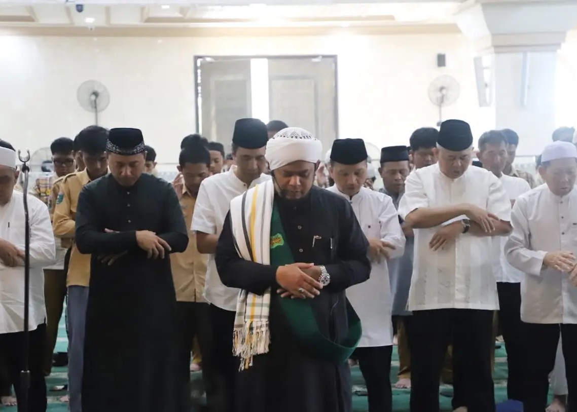 Ustaz Sutanil Fadhlan Ma’ruf, Pengasuh Pondok Pesantren Tahfidz Darul Falah Samarinda saat memimpin shalat Istisqa. (Diskominfo Kaltim )