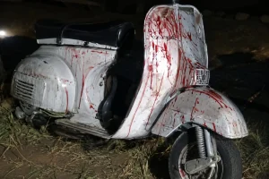 Motor Vespa milik korban berada tidak jauh dari lokasi AJ ditemukan warga dalam kondisi terluka dan bersimbah darah di kawasan Jalan Bandara Palmerah XV, Cemorokandang.(Foto:sudutkota.id/istimewa)