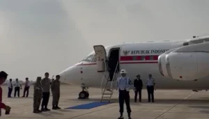 Wapres tiba di Pangkalan Udara TNI AU (Lanud) Halim Perdanakusuma, Jakarta, Wapres tiba sekitar pukul 09.00 WIB untuk bertolak ke Sikka. Didampingi oleh Menko PMK Pratikno dan sejumlah mahasiswa yang akan melaksanakan trauma healing