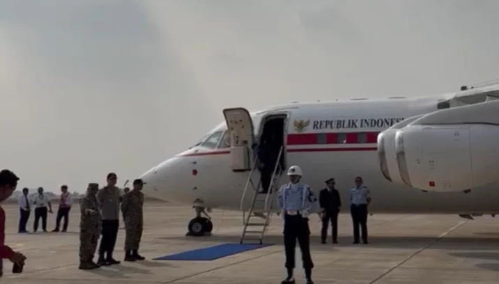 Wapres tiba di Pangkalan Udara TNI AU (Lanud) Halim Perdanakusuma, Jakarta, Wapres tiba sekitar pukul 09.00 WIB untuk bertolak ke Sikka. Didampingi oleh Menko PMK Pratikno dan sejumlah mahasiswa yang akan melaksanakan trauma healing