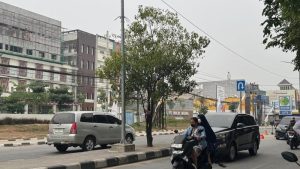 Suasana Kota Samarinda terlihat diselimuti asap kebal ditengah karhutla. Warga mengenakan masker sebagai pelindung diri. Foto: Ekspos/Sintya