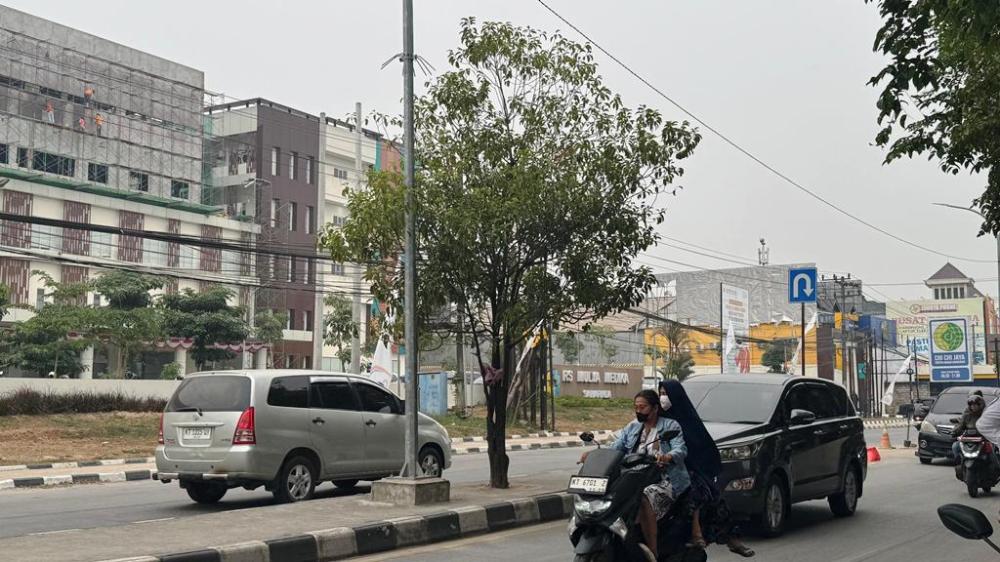 Suasana Kota Samarinda terlihat diselimuti asap kebal ditengah karhutla. Warga mengenakan masker sebagai pelindung diri. Foto: Ekspos/Sintya