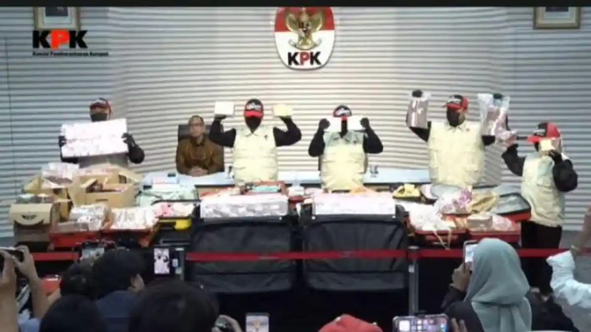 OTT KPK DI BOGOR - KPK menunjukkan barang bukti dugaan kasus korupsi HGB Summarecon Bogor. (Dok: Tangkapan Layar Youtube KPK)