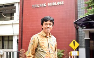 Pakar Vulkanologi dari Fakultas Ilmu dan Teknologi Kebumian (FITB) Institut Teknologi Bandung (ITB), Dr. Eng. Ir. Mirzam Abdurrachman, S.T., M.T.