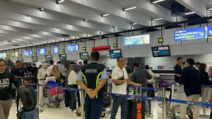 Penumpang memenuhi kursi Terminal 1 Soetta sambil membawa koper, menunggu kepastian setelah sejumlah penerbangan domestik dibatalkan imbas erupsi Gunung Anak Krakatau.(TribunTangerang.com - Wartakota Network/Ikhwana Mutuah Mico).