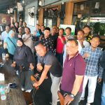 Suasana penuh tawa dan kehangatan saat pengurus dan senior Forki Balikpapan berdiskusi santai di salah satu warkop sudut kota, membuktikan bahwa komitmen besar bisa lahir dari kesederhanaan).