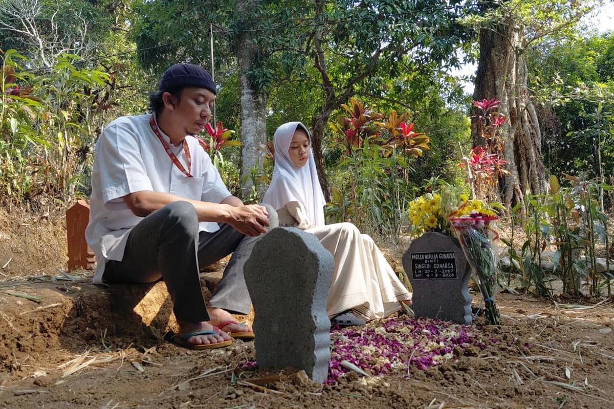 Ayah Mozza, Singgih Datya Gunarsa ditemani putri sulungnya, Jasmine Orlin Gunarsa mengunjungi makam Mozza di TPU Sepringgitan, Dusun/Desa Gebugan, Kecamatan Bergas, Kabupaten Semarang, Senin (7/9/2026). Foto: (KOMPAS.com/Dian Ade Permana)