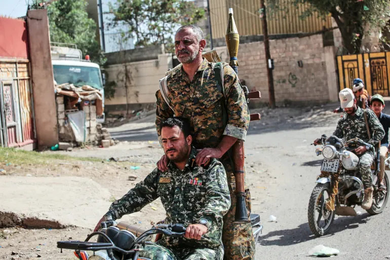 Pemberontak Houthi mengendarai sepeda motor saat kampanye mobilisasi di Sanaa, Yaman [Foto AP]